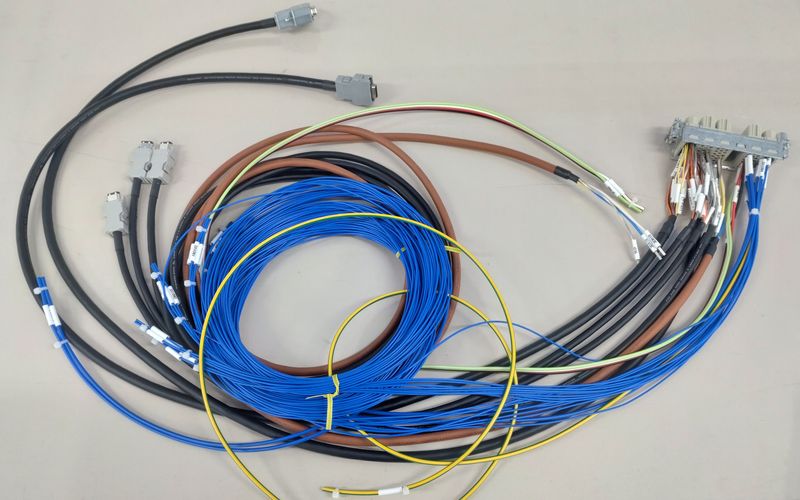 手動圧着（ハーティング）・半田・組立